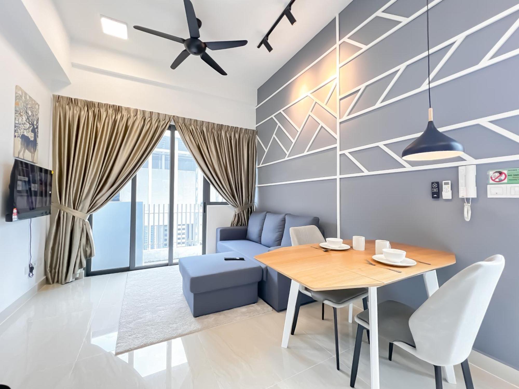The Luxe By Manhattan Group Apartment